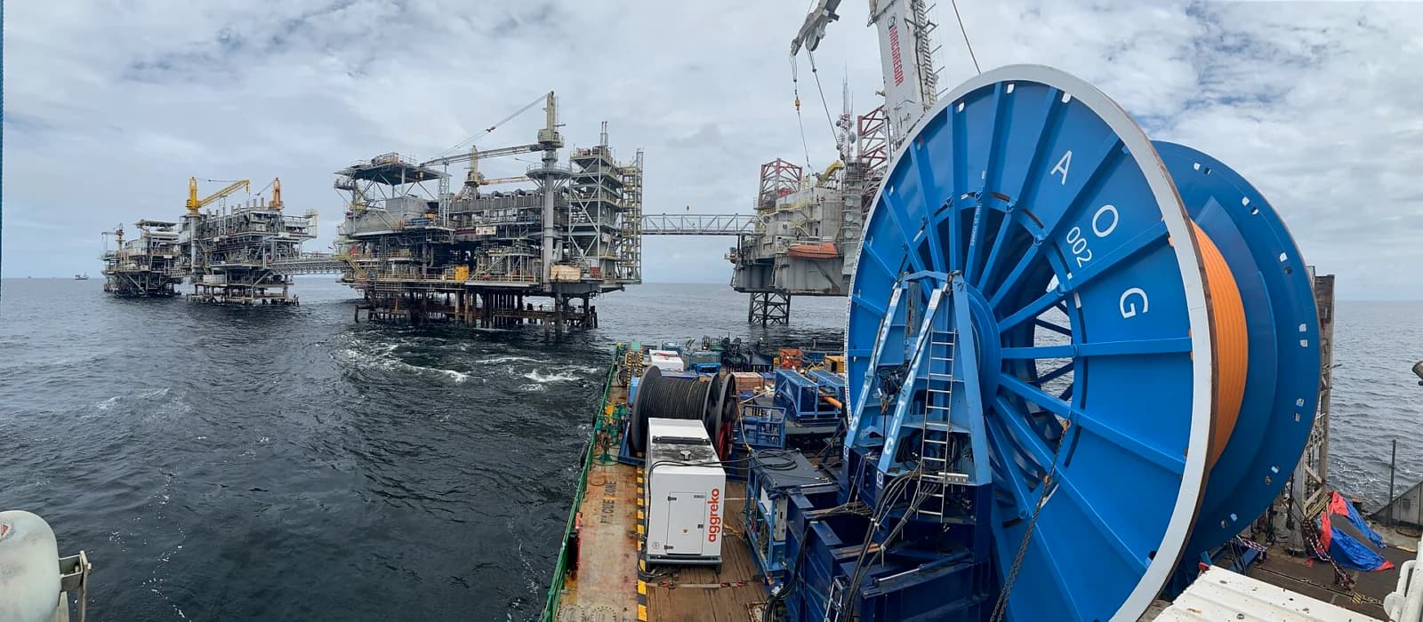 Navire et installations pétrolières au large de l’Angola