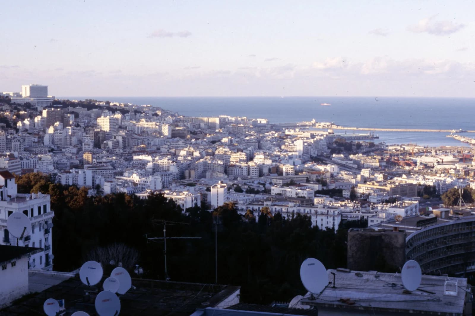 Vue d’Alger et de son port depuis le musée du Bardo en 2006
