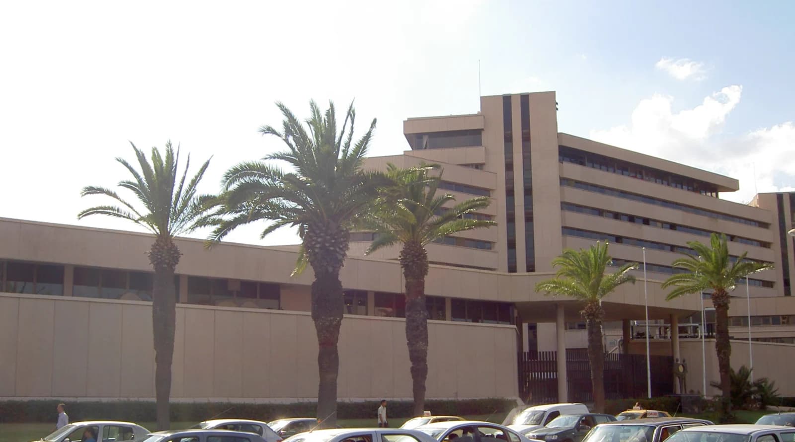 Façade de la Banque centrale de Tunisie à Tunis, avec des palmiers, photo d’archive