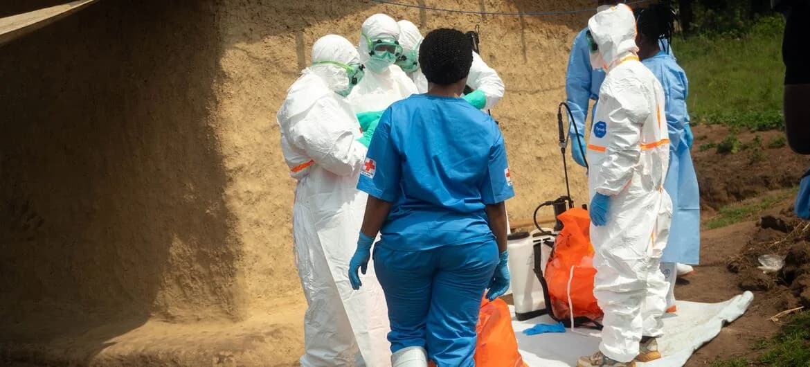 Des agents de santé en combinaison de protection lors d’un enterrement sécurisé à Bembi en RDC