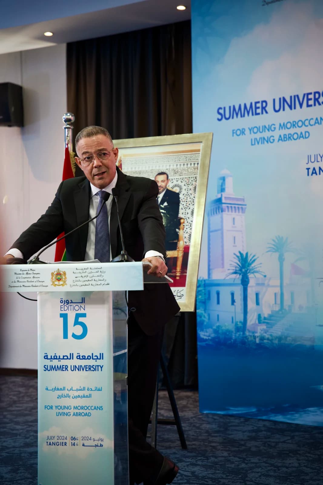 Fouzi Lekjaa s’exprimant à un pupitre lors d’une conférence en juillet 2024