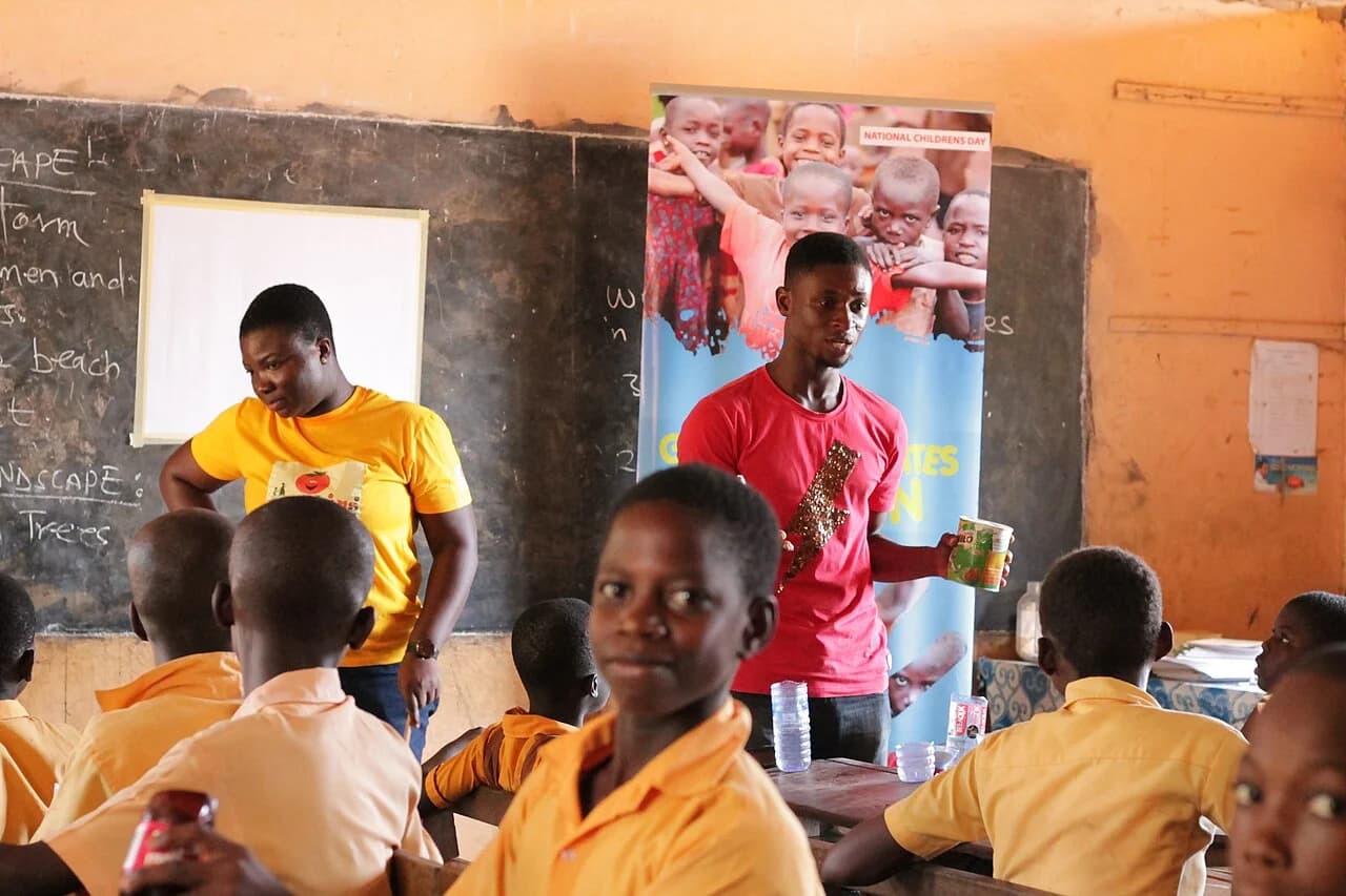 Un cours d’art dans une salle de classe au Ghana, photographie d’archive de 2017