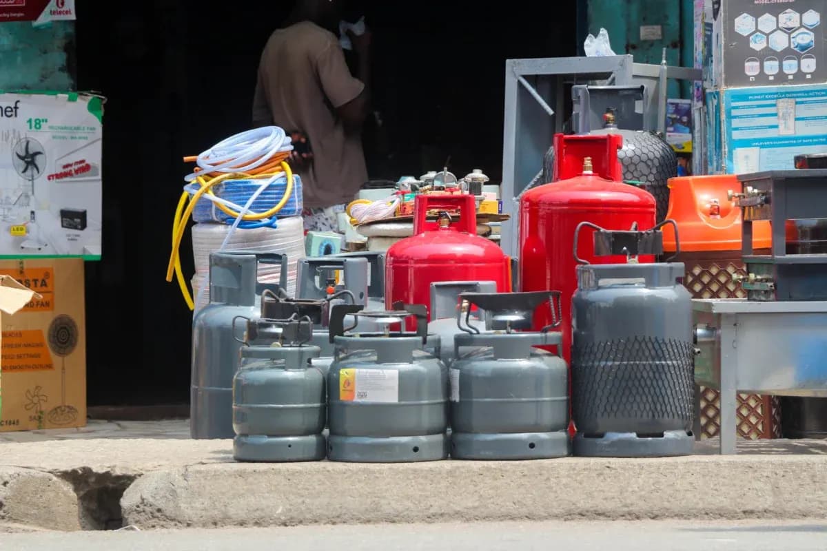 Bouteilles de gaz et réchauds proposés à la vente devant une boutique