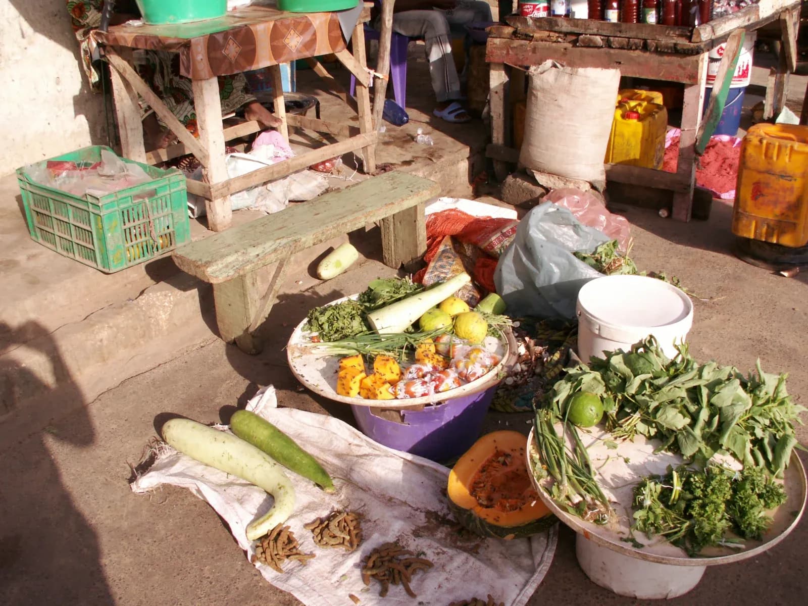 Légumes et produits alimentaires sur un étal du marché de Mbour au Sénégal