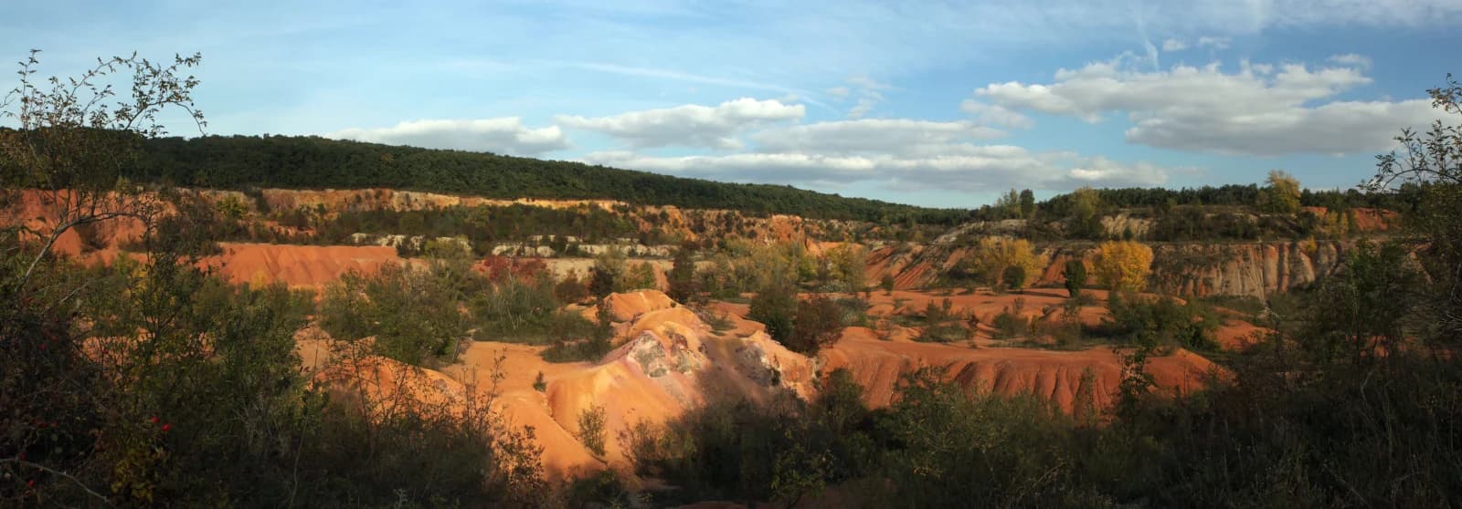 Vue panoramique d’une ancienne mine de bauxite à ciel ouvert