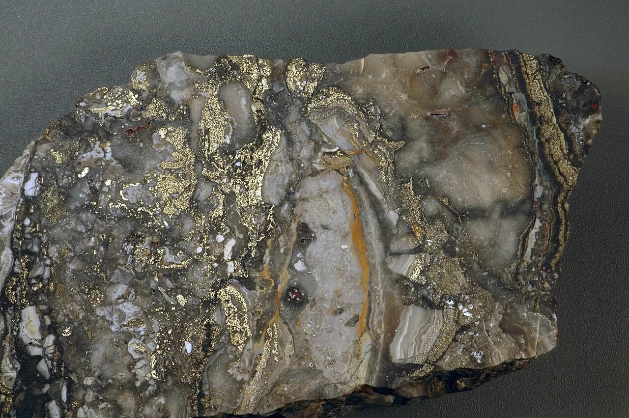Échantillon de minerai d’or, photographie d’illustration