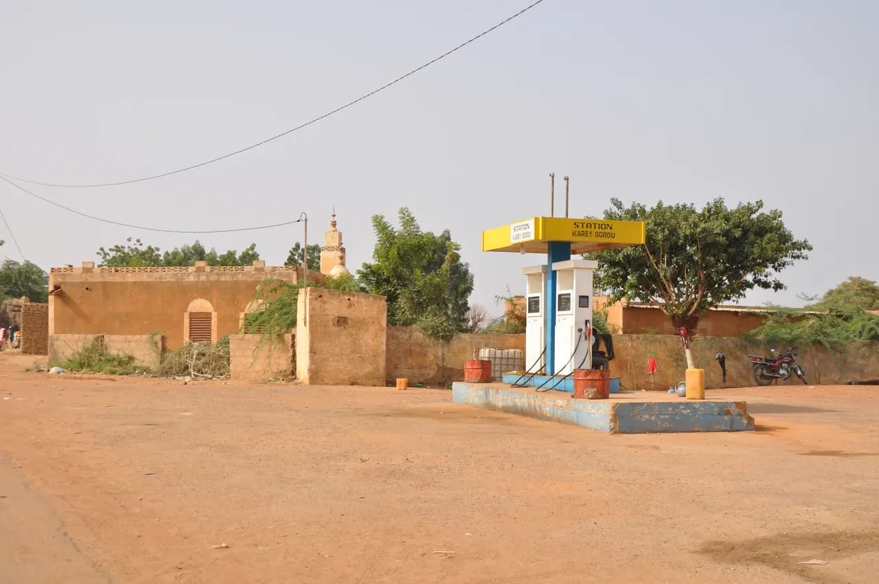 Une pompe à essence et son auvent à la station de Karey Gorou, près de Niamey, en janvier 2020