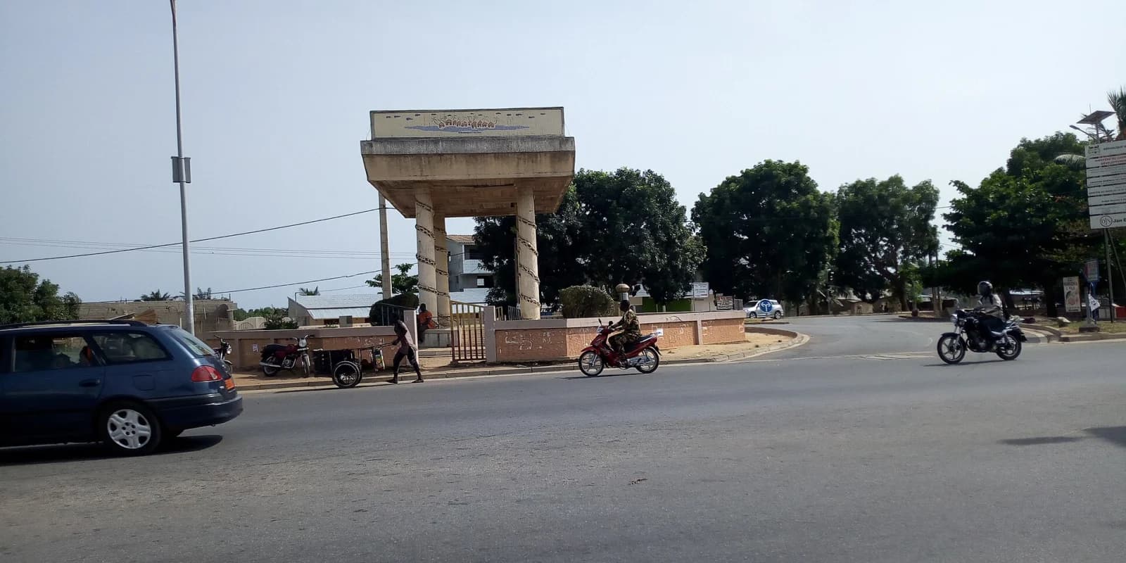 Circulation sur une route à Ouidah au Bénin, photographie d’archive
