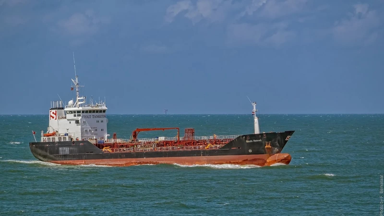 Le pétrolier Stolt Petrel naviguant en mer du Nord, photographie d’archive