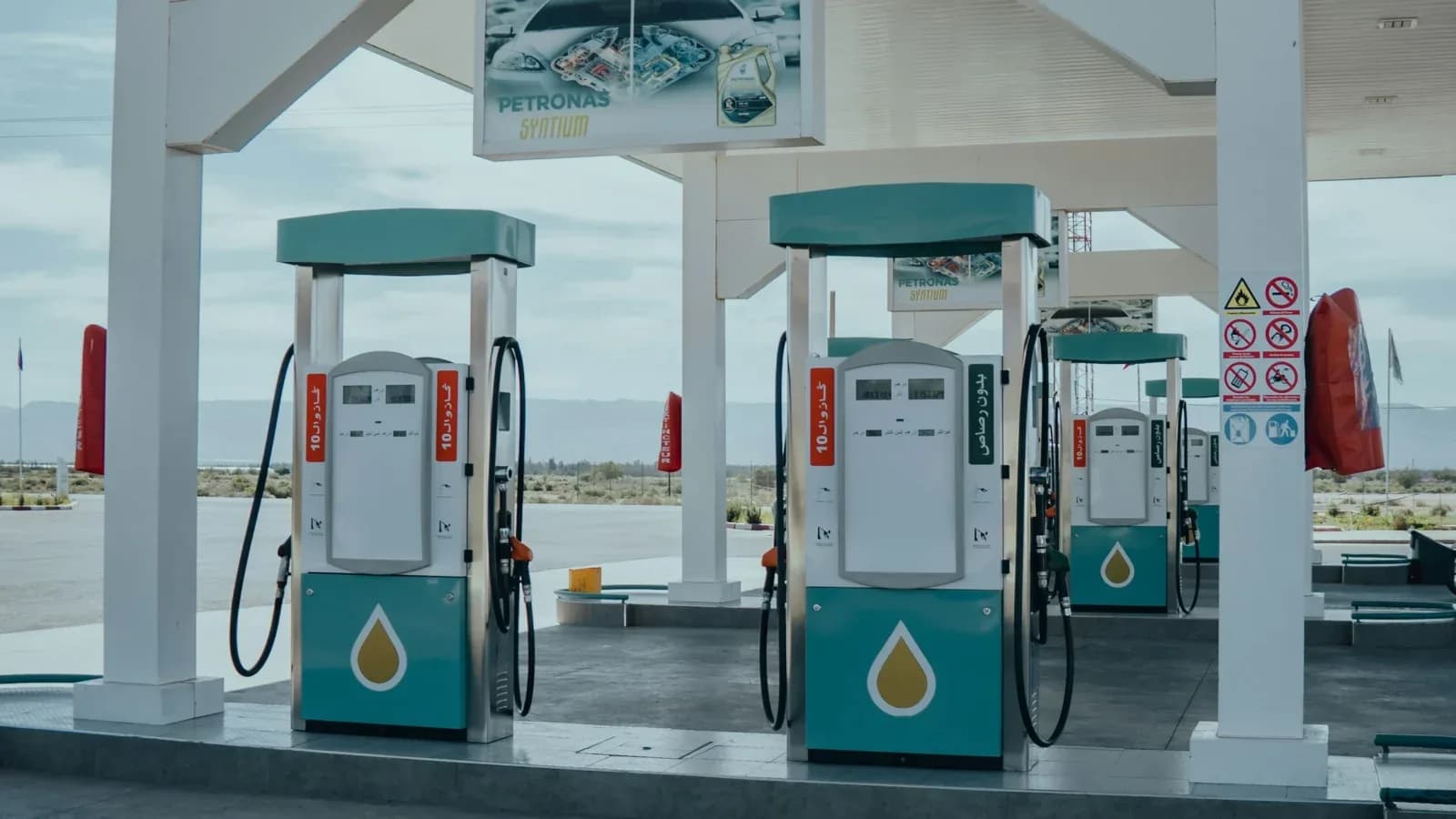 Deux pompes à carburant sous l’auvent d’une station-service