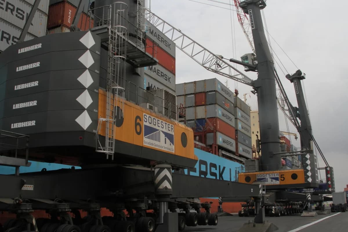 Opérations de manutention de conteneurs au port de Luanda en Angola