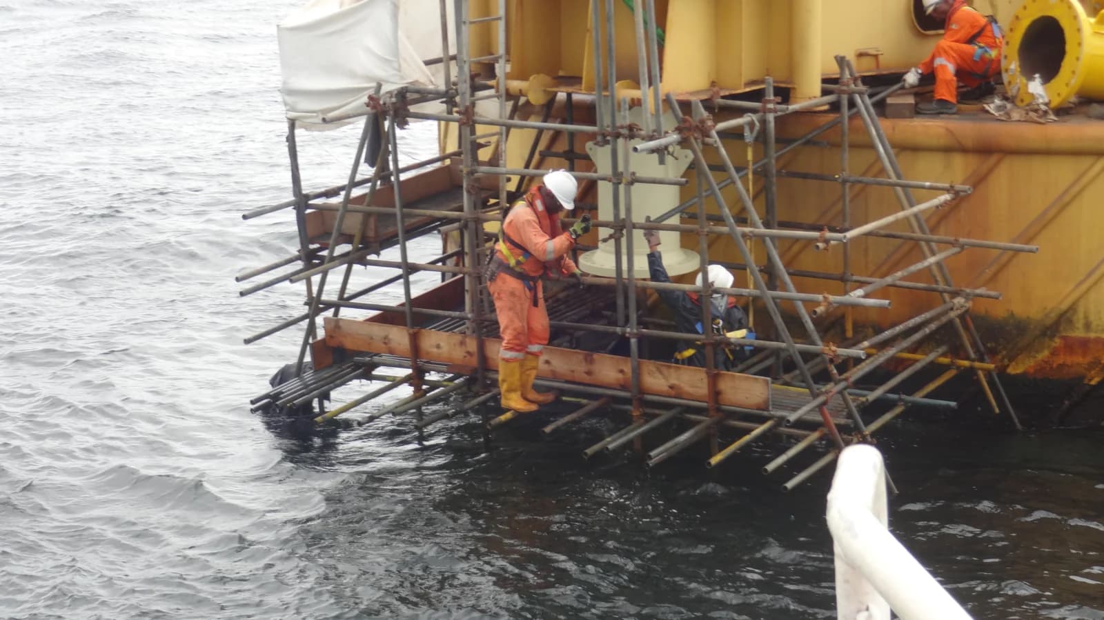 Des techniciens travaillent sur une installation offshore au Nigeria