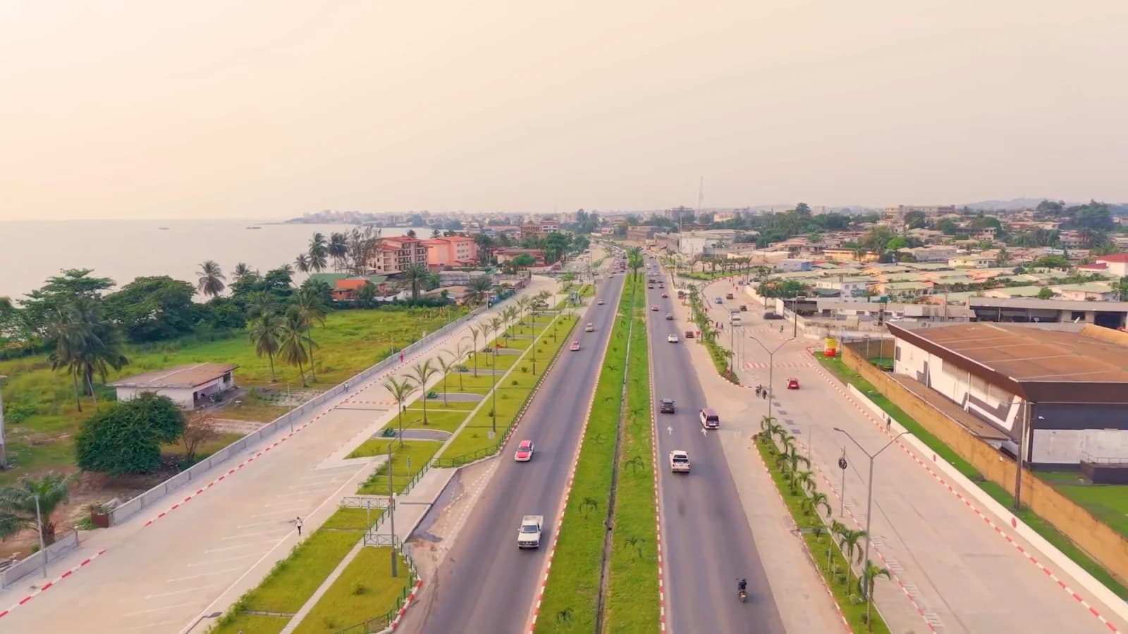 Vue de Libreville et de la voie express Acaé
