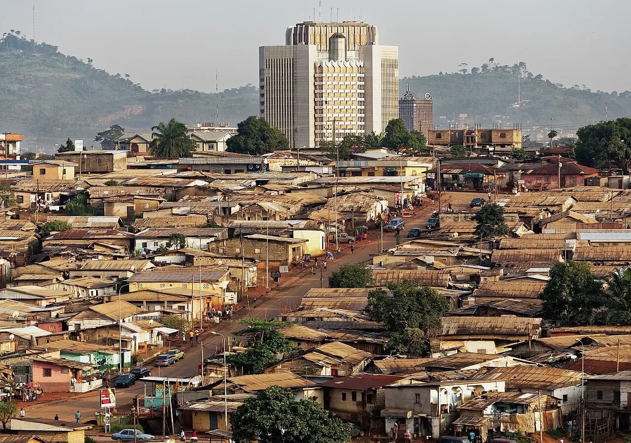Vue de Yaoundé avec le siège de la BEAC