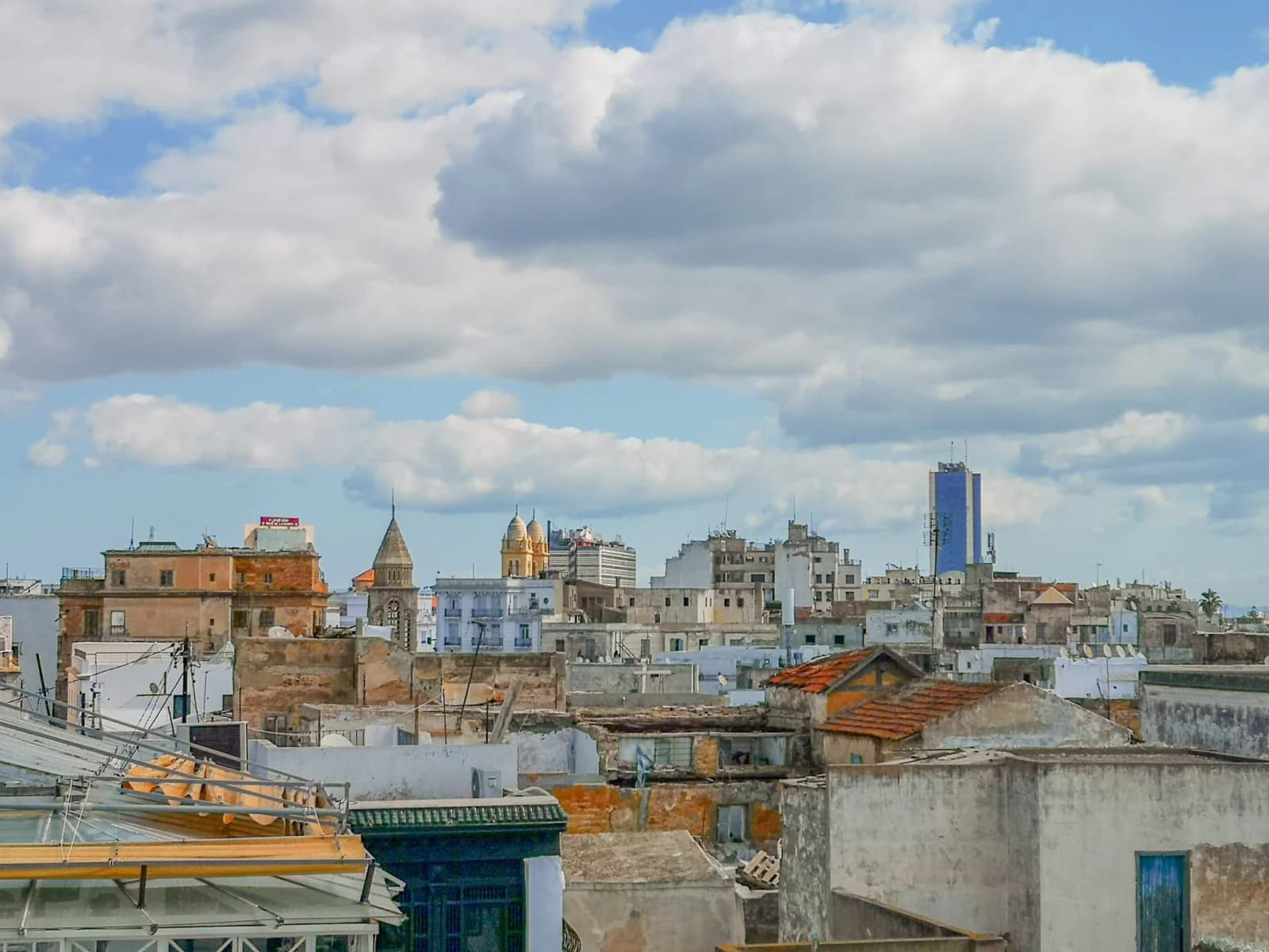 Panorama urbain de Tunis sous un ciel nuageux