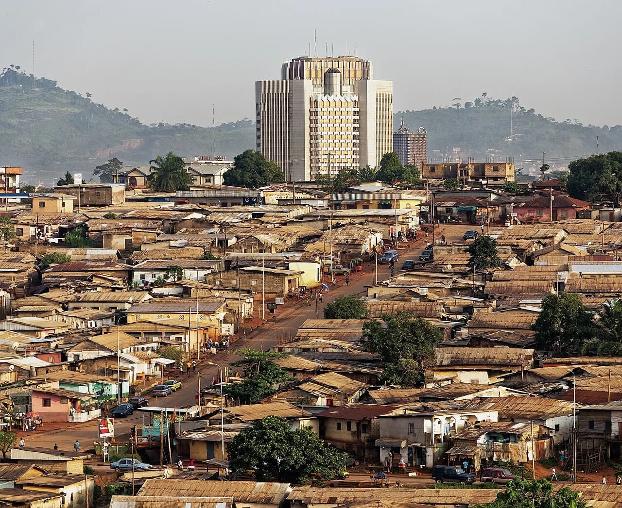 Vue de Yaoundé avec le siège de la BEAC